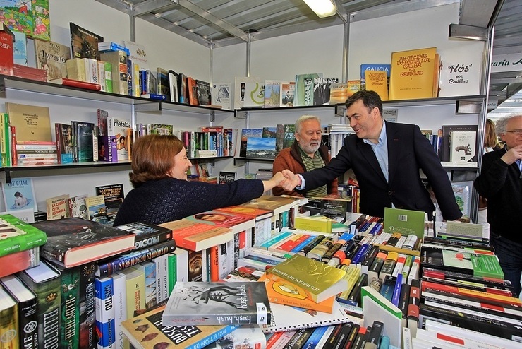 O conselleiro de Cultura, na Feira do Libro de Santiago.