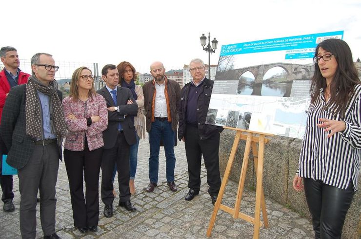 A Axencia Galega de Infraestruturas realizou a renovación do firme e iluminación da ponte vella de Ourense 
