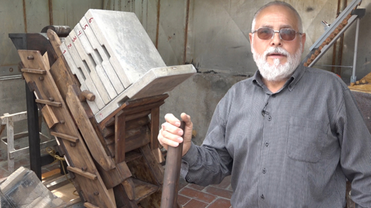 Herminio Fernández, carpinteiro galego xubilado, residente en Barcelona, deseñou una máquina para construír as pirámides de Exipto 