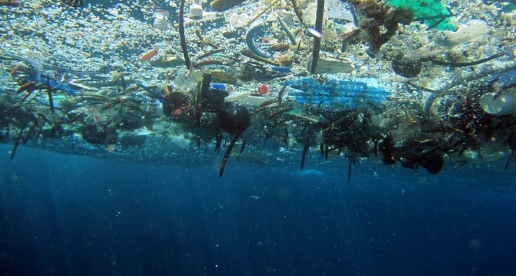 Plásticos no mar 