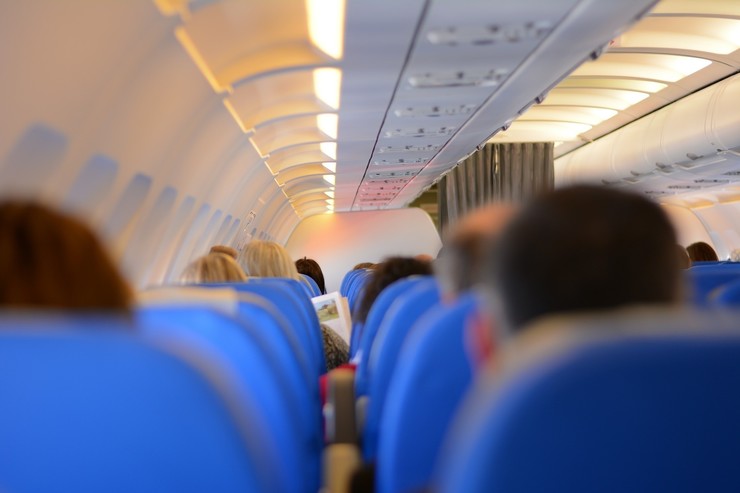 Pasaxeiros no interior dun avión