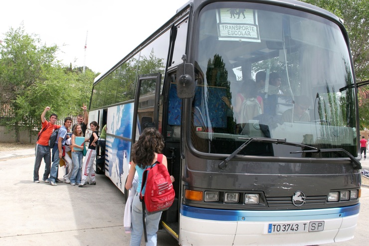 Estudantes nun autobús escolar