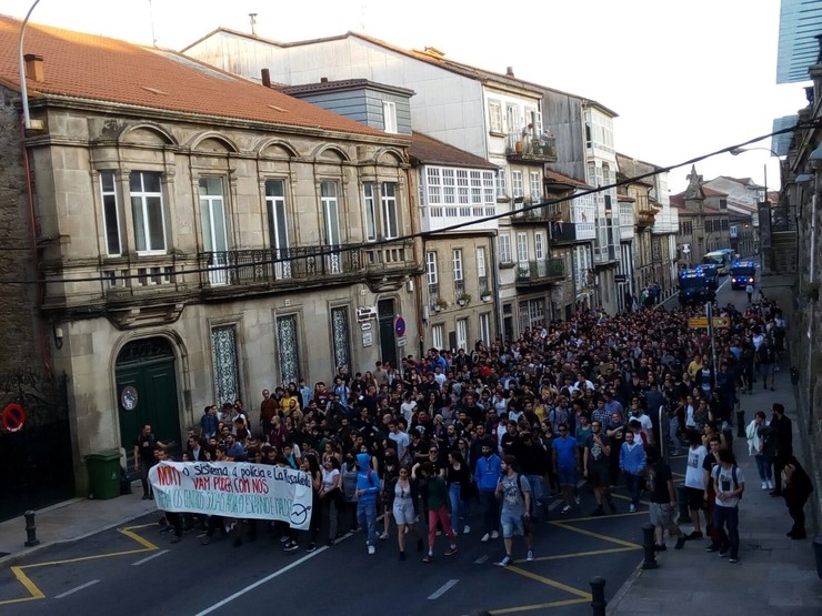 Manifestación en Santiago en contra do peche dun centro social nun edificio ocupado 