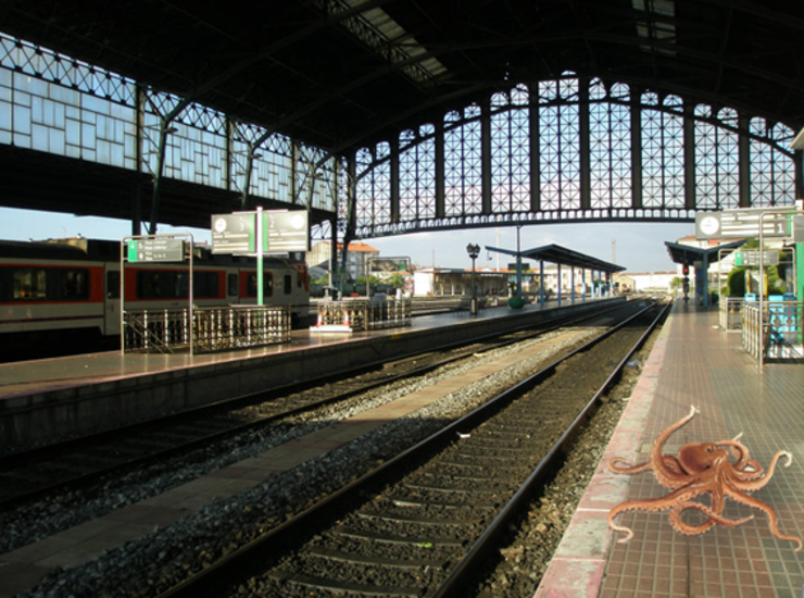 Fotomontaxe do polbo no andén da estación de ferrocarril de Compostela