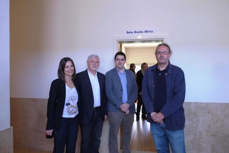 Ainoha Apestegui, Xosé Pereira, Xosé Ramón Pousa e Dario Janeiro no acto de homenaxe a Nacho Mirás na Facultade de Ciencias da Comunicación 