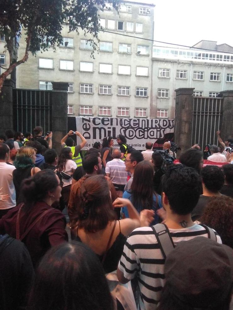 Manifestantes pro okupa diante da porta do Peleteiro 