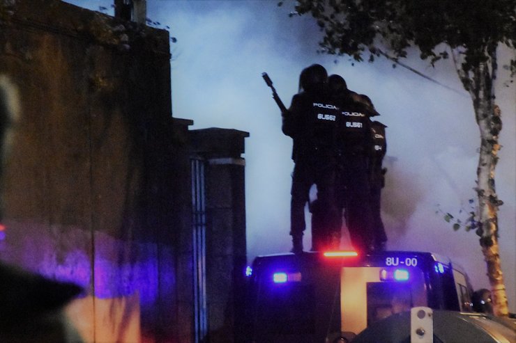 Policias subidos a furgonetas para disparar botes de fume e pelotas ao interior do Colexio Peleteiro, tras o intento de okupación / Galiza Contrainfo
