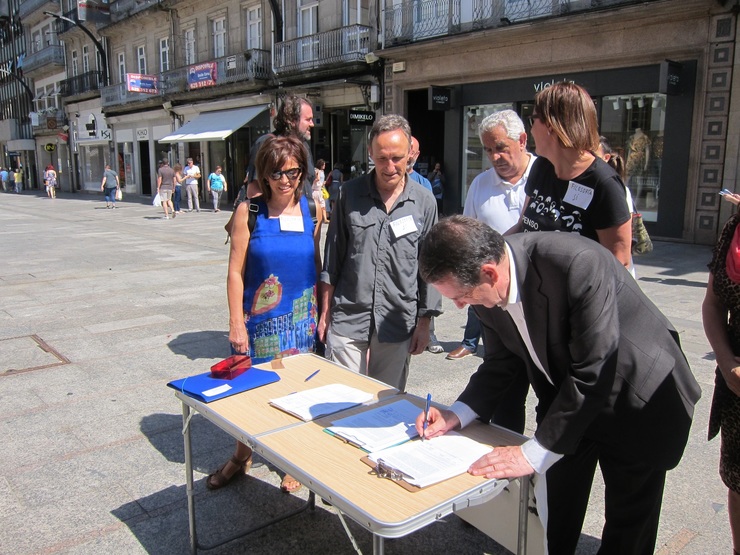 Profesores de Filosofía recollen firmas en Vigo.