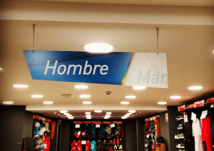 Cartel bilingüe no Decathlon de Vigo 