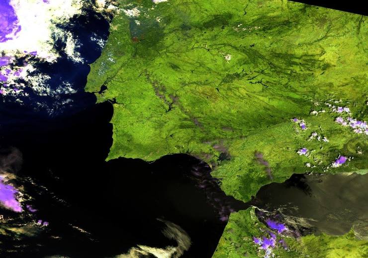 Imaxe da Península Ibérica enviada polo satélite Sentinel-3 que mostra a superficie queimada en Pedrógão Grande (Portugal) e como se espalla o fume do incendio  