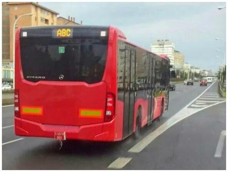 Modelo de bus urbano de cor vermella 