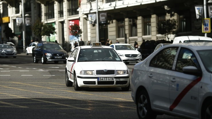 Un taxi circulando por unha cidade / EP