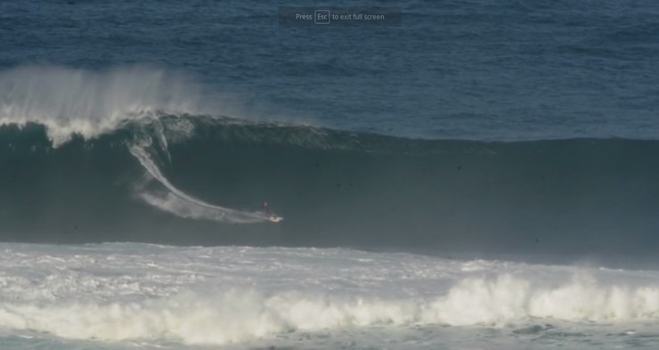 Un surfeiro colle unha onda xigante na Costa da Morte 