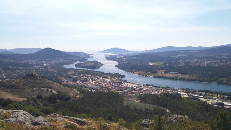 Vilanova da Cerveira, á esquerda, e a fortaleza de Goián, á dereita, estarán unidas por unha ponte peonil / vigoenfamilia.com
