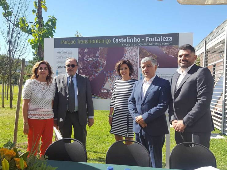 Autoridades de Vilanova de Cerveira e de Tomiño, entre elas a alcaldesa Sandra González e Uxío Benítez, durante a presentación da ponte peonil sobre o río Miño 