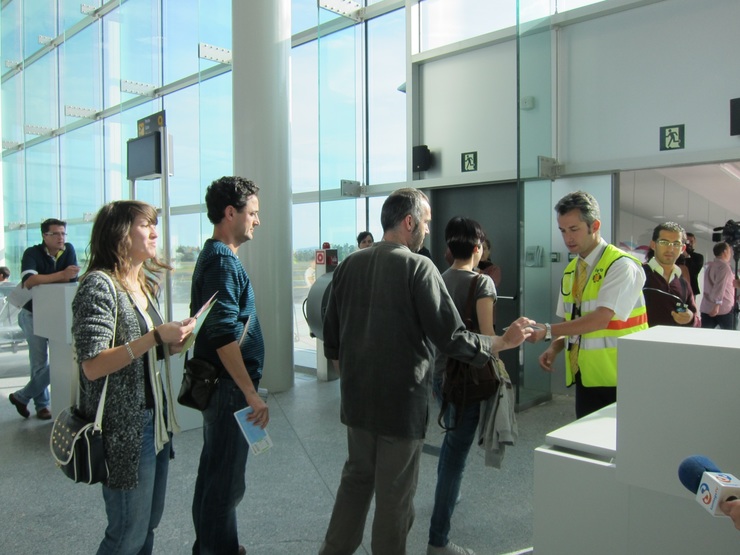 Pasaxeiros embarcan no aeroporto de Compostela.