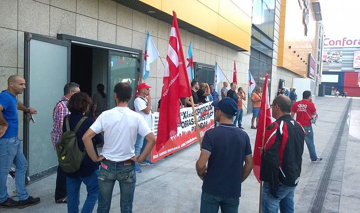 Manifestación da CIG nas portas do Zara de Marineda City na Coruña