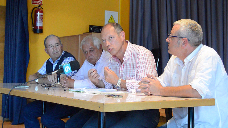 Amancio Lavandeira, de Terra Galega (TeGa), ex alcalde de Coristanco, con outros integrantes do seu partido 