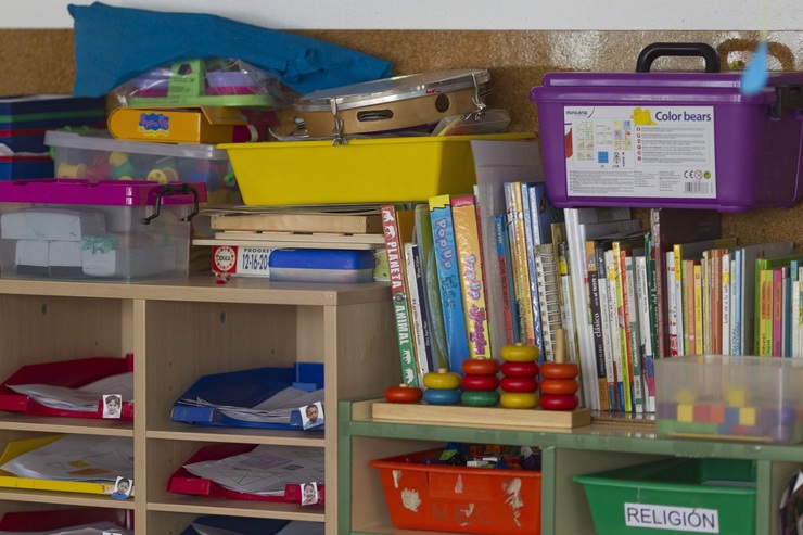 Libros e xoguetes na estantería dunha escola 