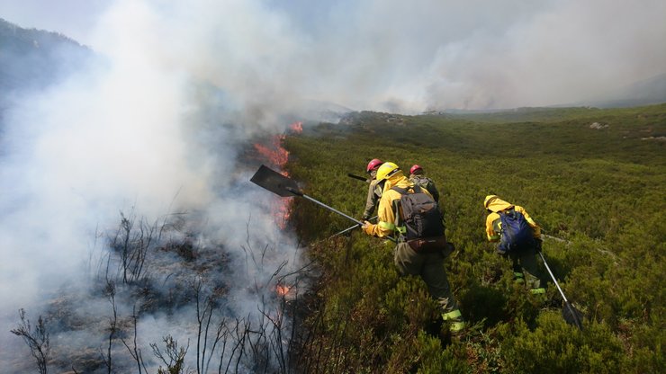 Brigadistas nun incendio en Chandrexa de Queixa 