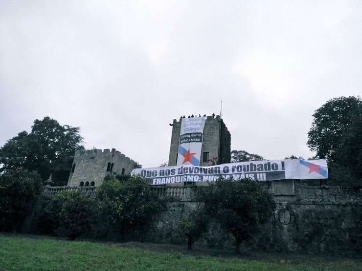 O BNG despregou pancartas para pedir a devolución do Pazo de Meirás.