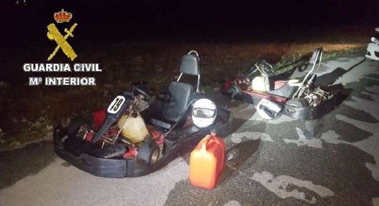 Detidos dous mozos tras tratar de fuxir con dous karts roubados. 