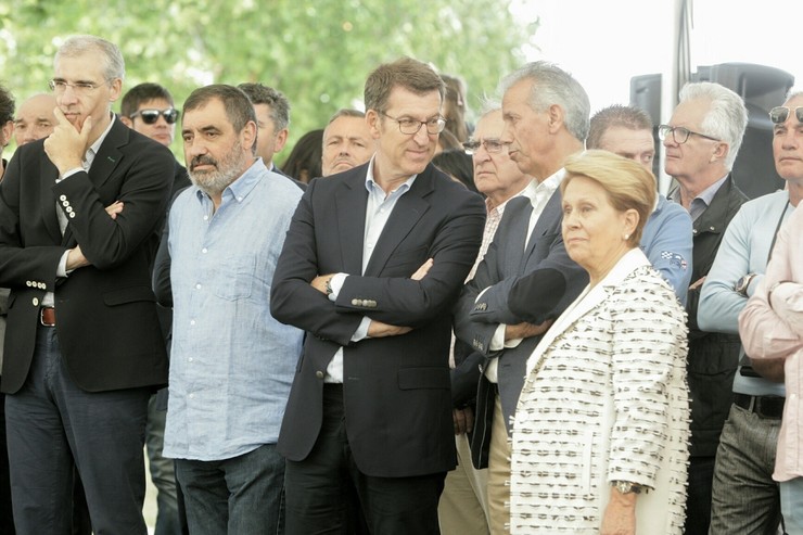 O presidente da Xunta visita Proxecto Home no XXVII aniversario, Gómez Crespo fala con el segundo pola dereita.