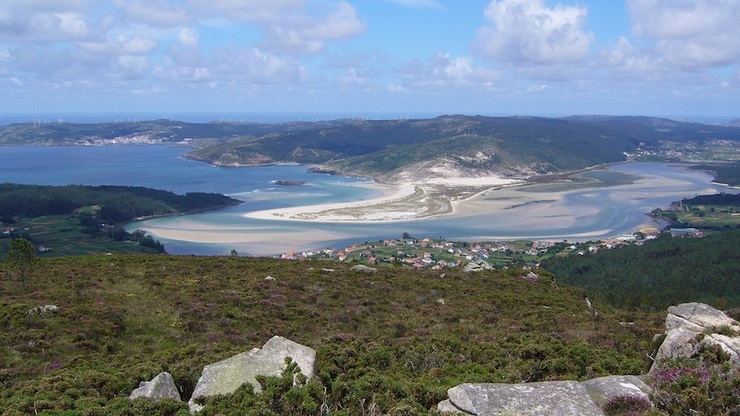 Vistas do esteiro do Anllóns dende o Miradoiro do Pico de Sinde, afectado polo parque eólico Mouriños 