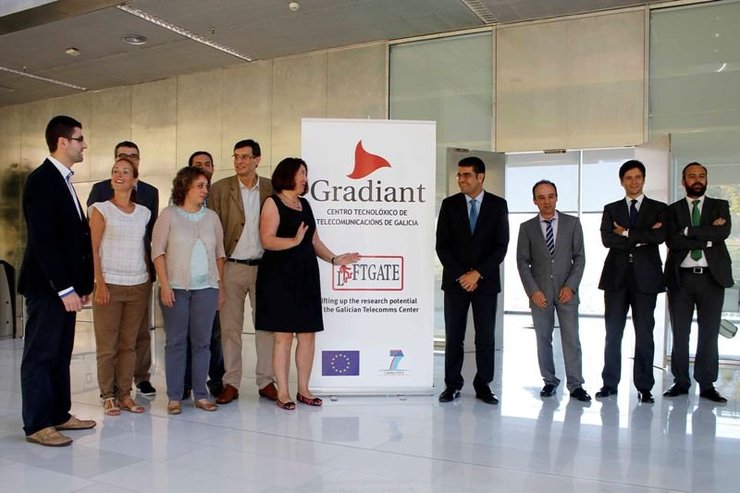 Varios directivos de Gradiant con membros dun proxecto e o ex director xeral de Innovación, Manuel Varela / Xunta.gal
