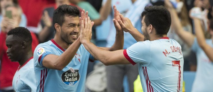 Cabral felicita a Maxi Gómez tralo gol. 