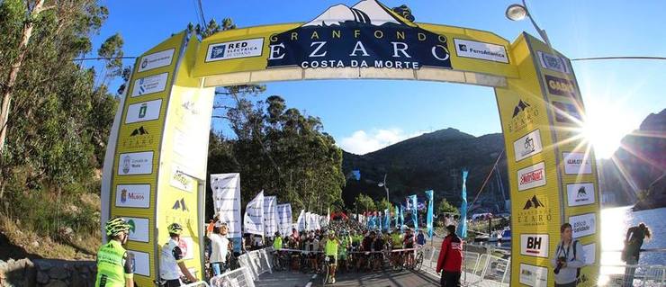Saída do Gran Fondo Ézaro, que concentra a mil ciclistas en Dumbría. 