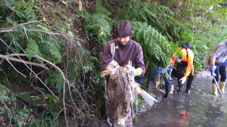 Unha das xornadas anteriores de limpeza do río Tea organizadas por Lazoiro