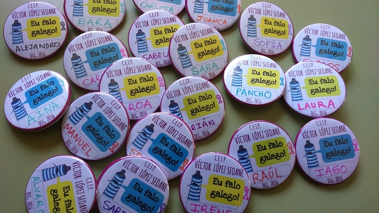 Chapas co lema Eu falo galego, unha campaña do CEIP Víctor López Seoane 