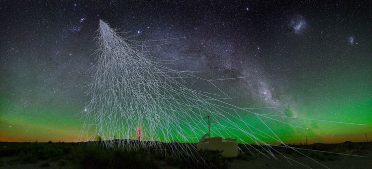 Representación artística dunha choiva de raios cósmicos cun detector Cherenkov de auga do Observatorio Pierre Auger no oeste de Arxentina 