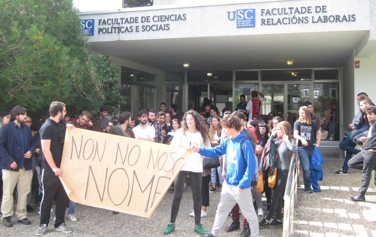Protestas de estudantes da USC contra profesores contrarios ao referendo 