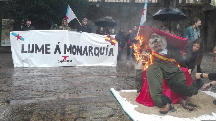 Galiza Nova queima un boneco caricaturizado como o rei Felipe Vin. GALIZA NOVA / Europa Press