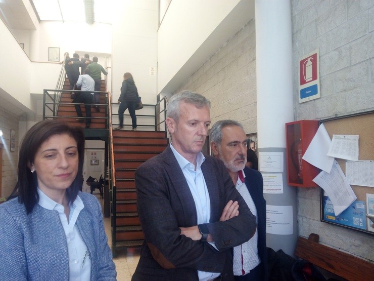 Rueda e  Ángeles Vázquez reúnense con afectados de Paramos / Europa Press