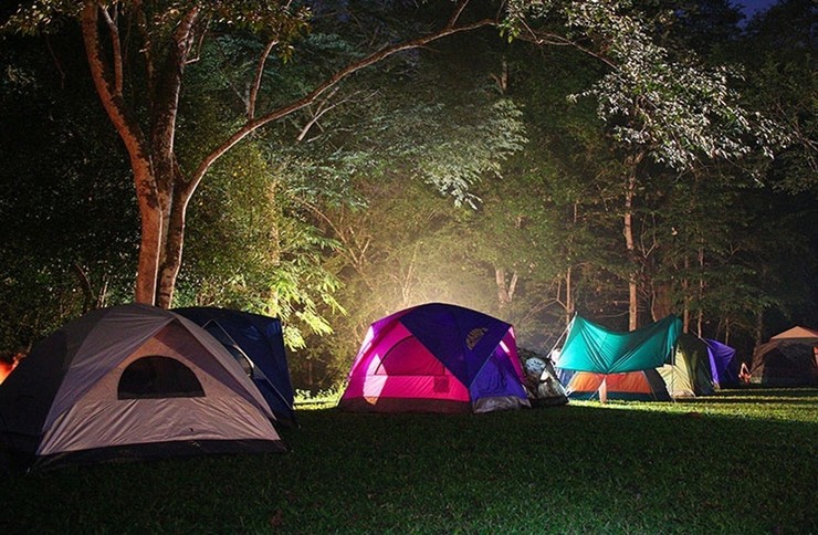 Tendas de campaña nunha acampada nocturna / Concello de Ames