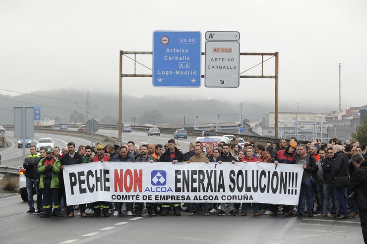 Peche das plantas de Alcoa en Avilés e A Coruña. M.Dylan / Europa Press