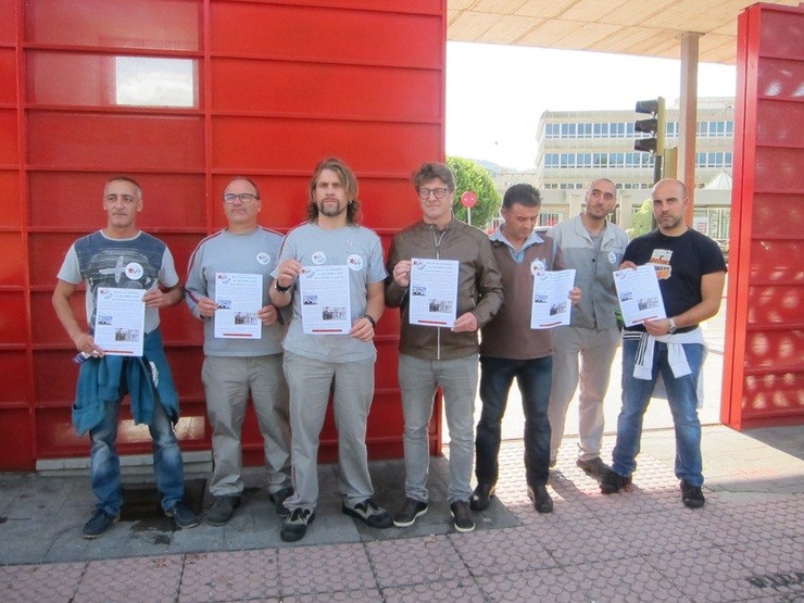Representantes da CUT na porta de PSA Vigo. 