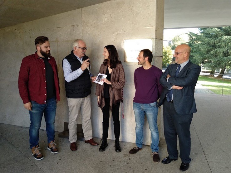 Carlos Toural, vicedecano da Facultade de Ciencias da Información; Eduardo Vidal, da Deputación de Lugo; Marina Pérez Toro, historiadora da arte; Xurxo Salgado, director do Galicia Confidencial e Xoán Vázquez Mao, secretario xeral do Eixo Atlántico / Vanesa Vázquez