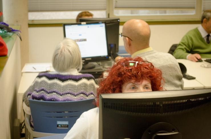 Persoas maiores, clases de internet, centro de maiores, xubilados. EUROPA PRESS - Archivo