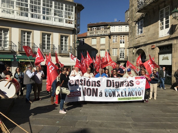 Concentración en defensa das pensións convocada por UXT e CCOO en Santiago 