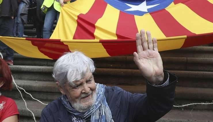 Beiras diante dunha estelada, a bandeira utilizada polos independentistas en Cataluña 
