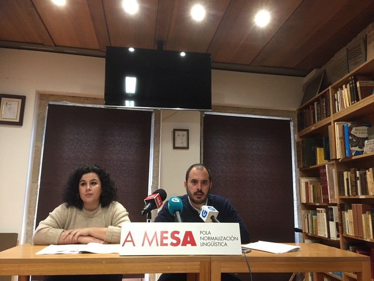 Marcos Maceira, presidente da Mesa pola Normalización Lingüística, e máis Sara Seco, técnica do observatorio de dereitos lingüísticos 