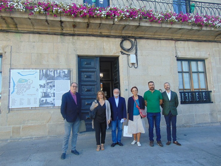 Alcaldesa e membros do xurado diante da Casa do Concello. Fonte: Concello de Allariz