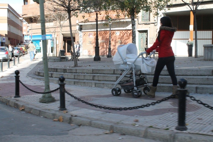 Unha muller pasea un bebé. Europa Press - Archivo