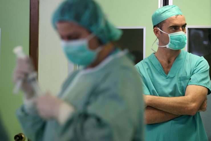 Álvaro Otero, xefe de comunicación de Povisa, ante o traballo dos médicos / Pablo Núñez.