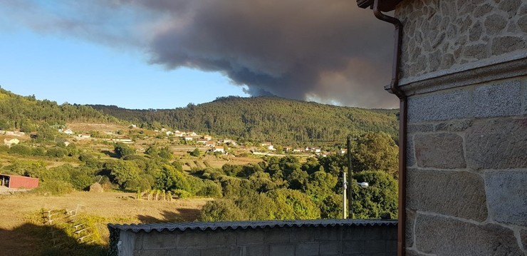 Incendio este domingo 7 de outubro en Mondariz. CEDIDA 