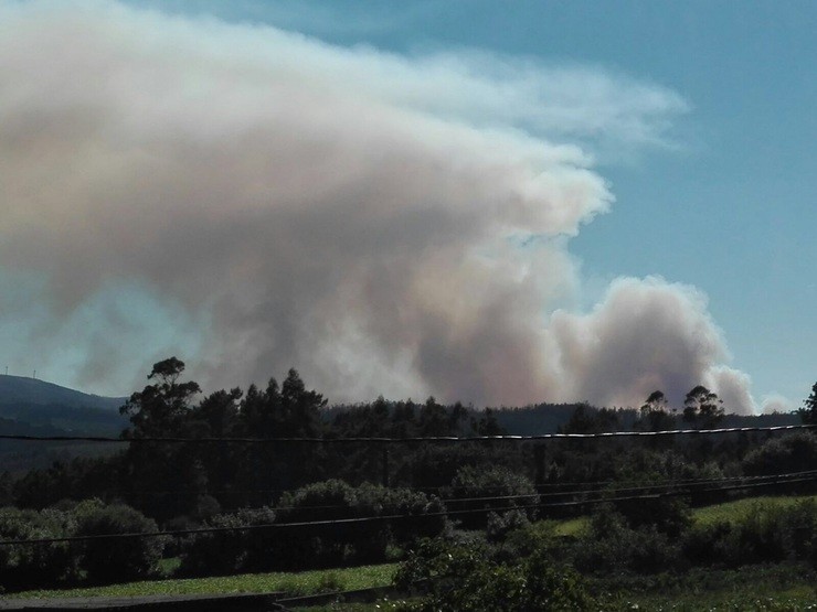 Incendio declarado na parroquia de Langueirón, en Ponteceso. EUROPA PRESS - Archivo 
